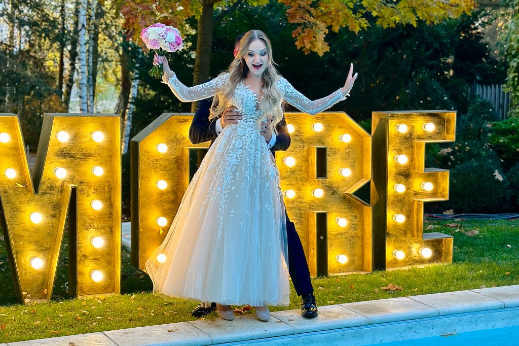 panna młoda na basenie