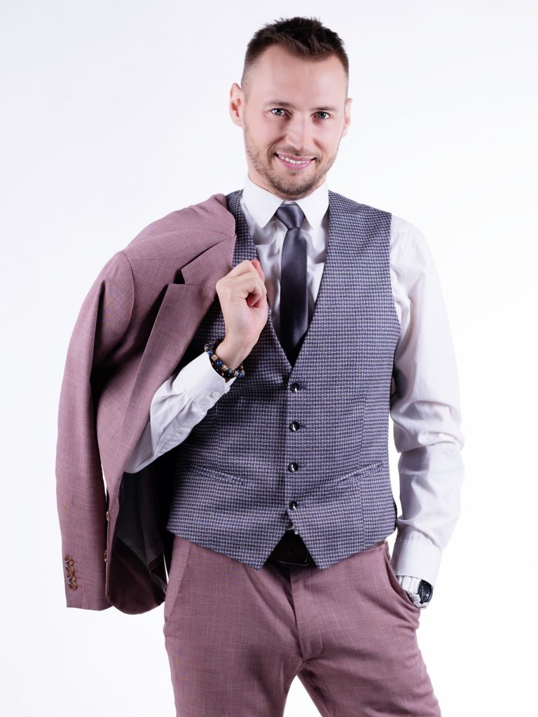 kulturalny-wodzirej-na-wesele-w-warszawie-elegancki-konferansjer kulturalny wodzirej i konferansjer na wesele w Warszawie